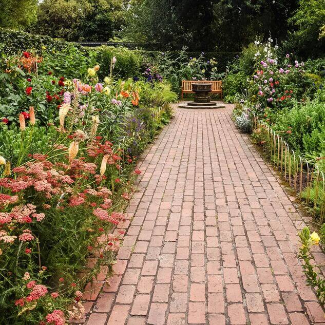 Gepflegter Garten mit Rasen und Hecken